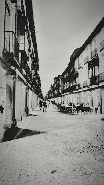 Foto persone a cena in strada da edifici contro il cielo limpido