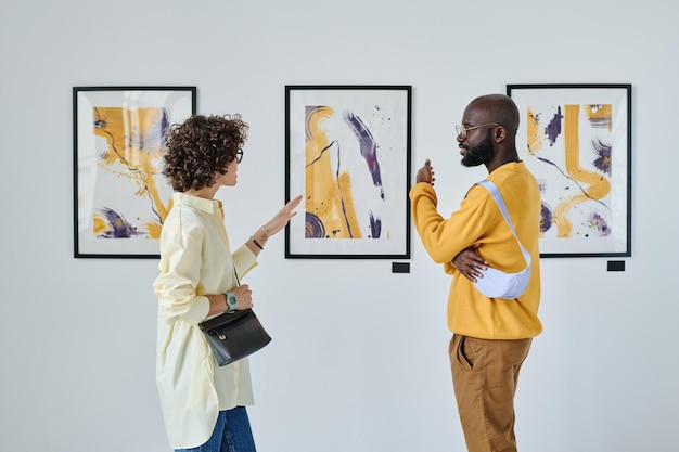 Foto persone che discutono di arte in galleria