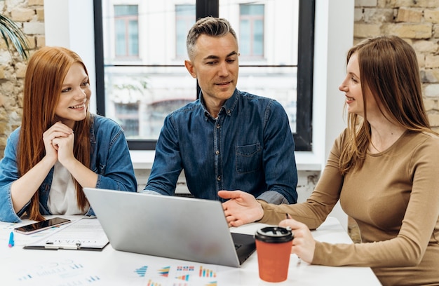 Photo people discussing a new project in a conference room