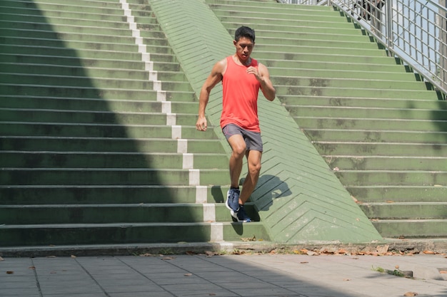 Le persone che fanno esercizi e si riscaldano prima di correre e fare jogging; stile di vita sano cardio insieme all'aperto