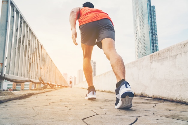 Foto le persone che fanno esercizi e si riscaldano prima di correre e fare jogging; stile di vita sano cardio insieme all'aperto