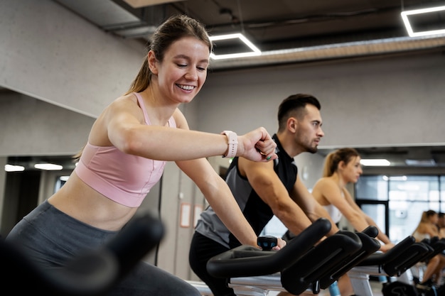 Photo people doing indoor cycling