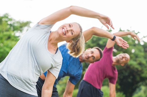 Le persone che fanno esercizio di stretching