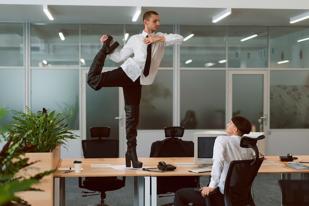 Foto persone che fanno movimenti di danza voguing all'interno