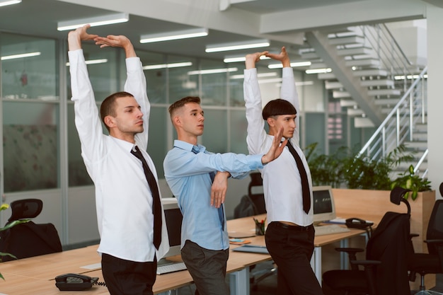 Foto persone che fanno movimenti di danza voguing all'interno