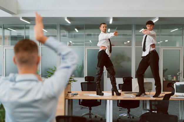 Foto persone che fanno movimenti di danza voguing all'interno