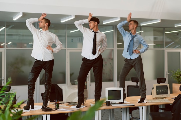 写真 屋内でヴォーギングダンスをしている人