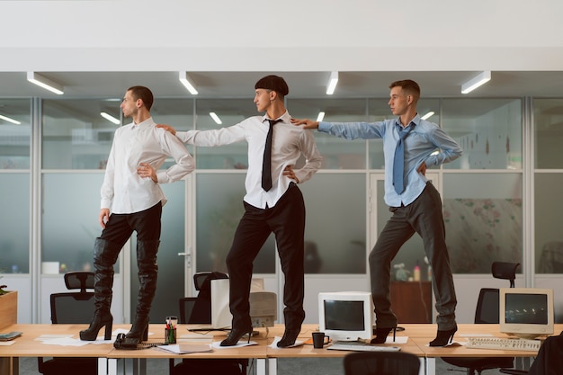 Photo people doing voguing dance moves indoors