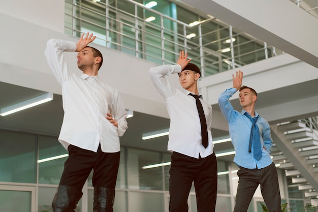 Foto persone che fanno movimenti di danza voguing all'interno