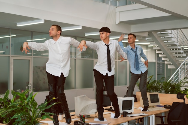 Foto persone che fanno movimenti di danza voguing all'interno