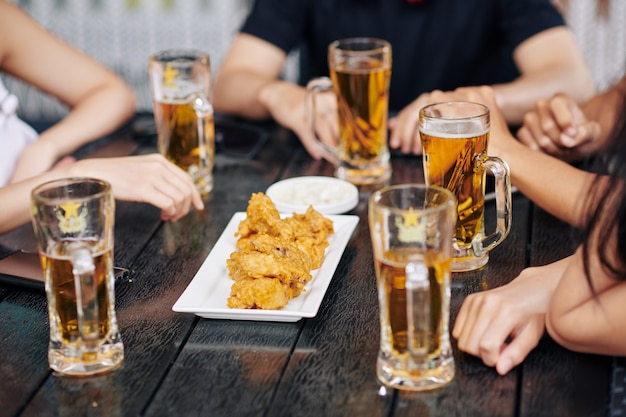 チキンとビールを飲む人