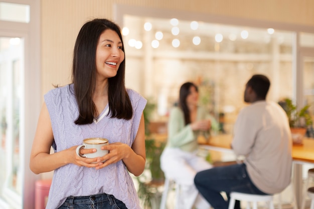 사진 넓은 카페테리아에서 커피를 마시는 사람들