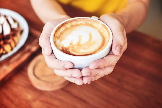 コーヒーを飲む人