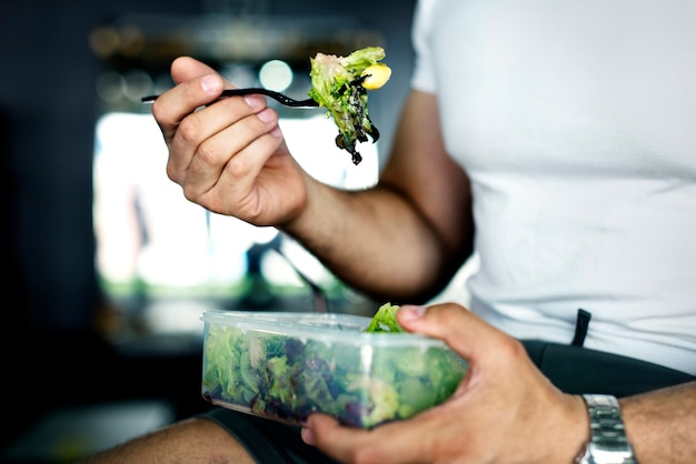 健康食品を食べる人々