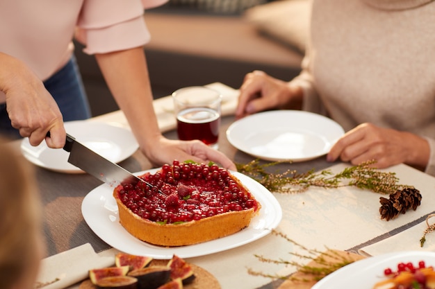 Photo people eating sweet pie