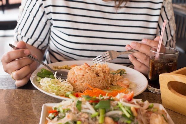 Foto persone che mangiano in un ristorante tailandese