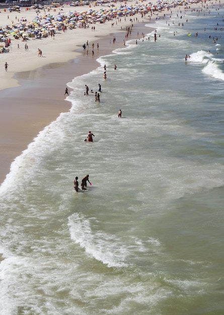 Foto gente che si diverte in spiaggia