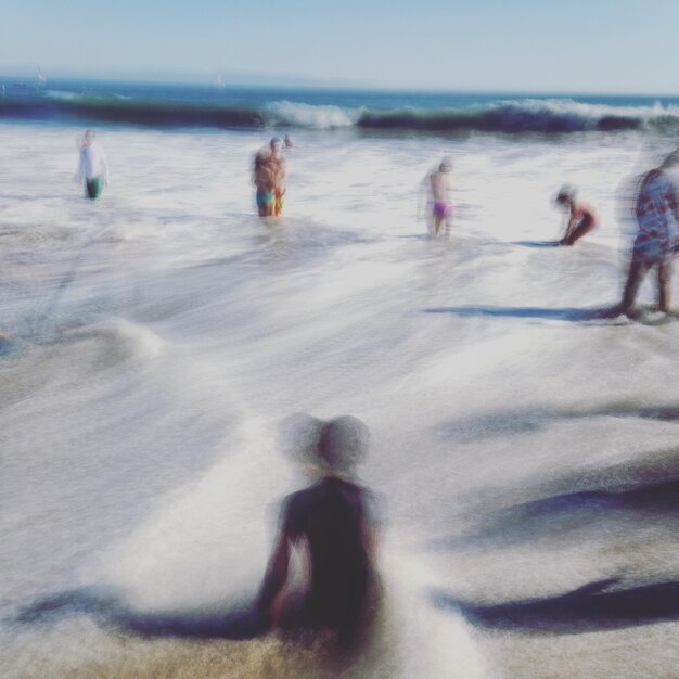 Photo people enjoying at beach