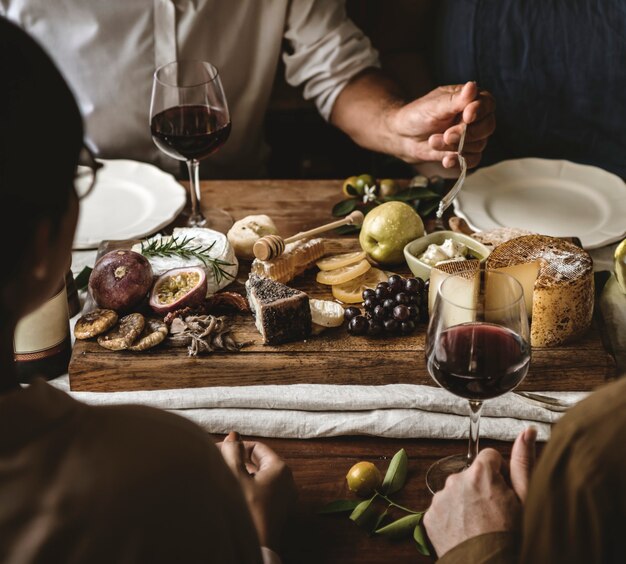 Foto persone che si godono un'idea di ricetta per la fotografia di cibo con un piatto di formaggi