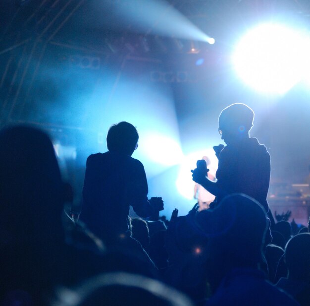 Foto gente che si diverte al concerto