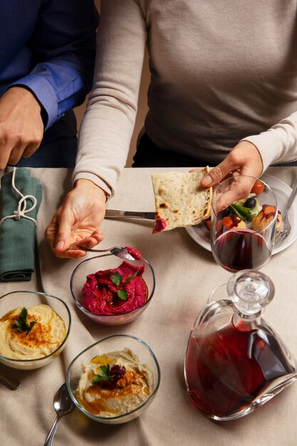 Foto persone che si godono una festa per il primo giorno del seder pasquale