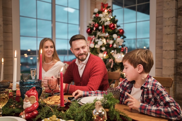 Foto persone che si godono una festosa cena di natale