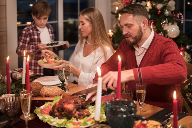 Persone che si godono una festosa cena di natale