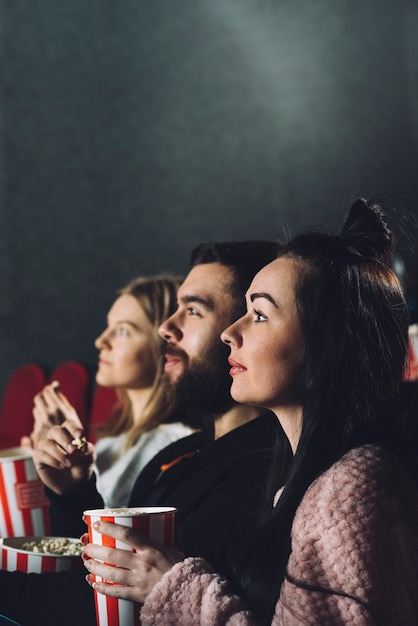 写真 映画館で映画を楽しむ人々