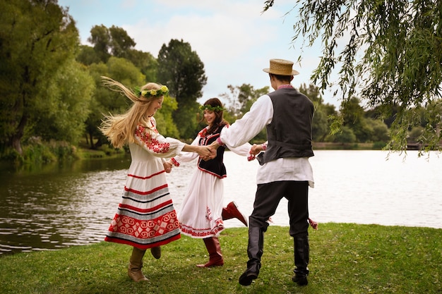 Foto persone che si divertono con la danza folcloristica