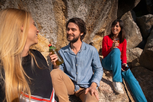 Photo people enjoying guarana drink outdoors