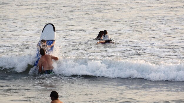 写真 海を楽しむ人々