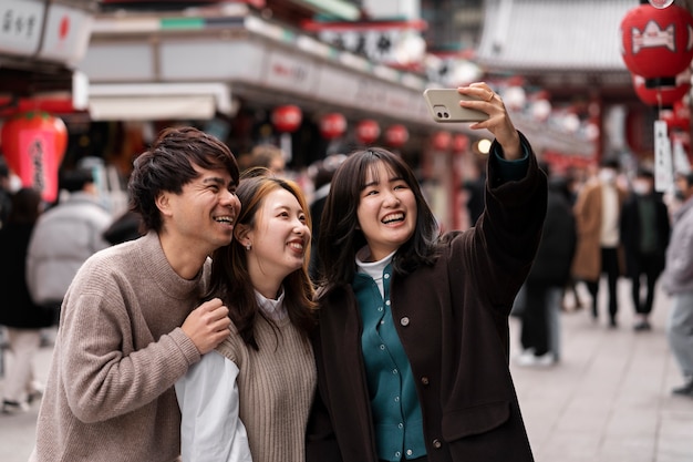 일본 길거리 음식을 즐기는 사람들