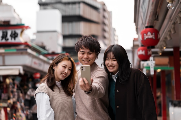 写真 日本の屋台の食べ物を楽しむ人々