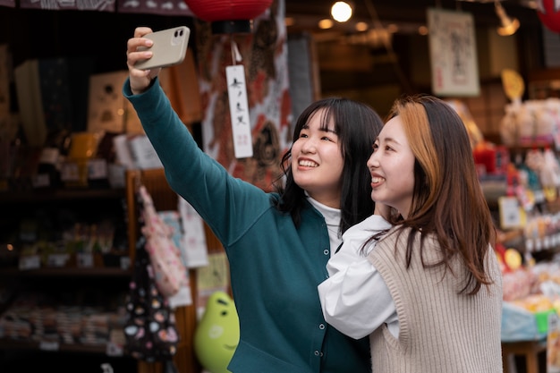 写真 日本の屋台の食べ物を楽しむ人々