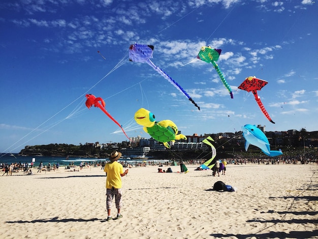 Foto persone che si godono il festival degli aquiloni sulla spiaggia di bondi