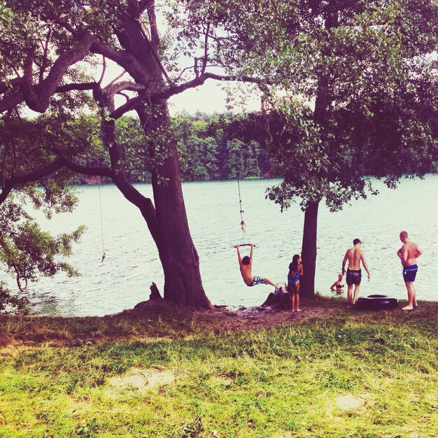 Photo people enjoying at lake shore