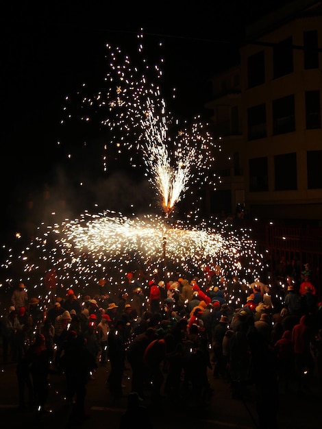 Foto persone che si godono un concerto musicale di notte