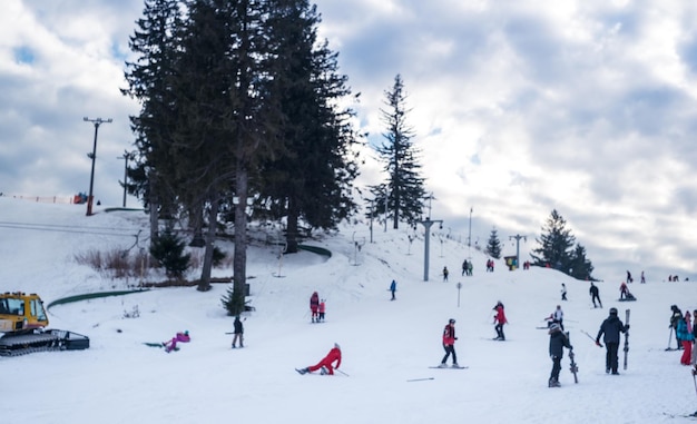 Фото Люди наслаждаются снежным пейзажем