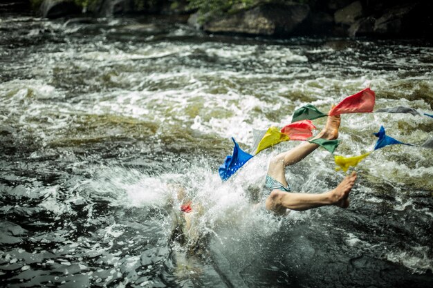 Foto gente che si diverte nel fiume