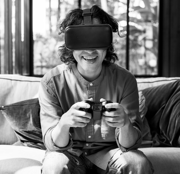 Photo people enjoying virtual reality goggles