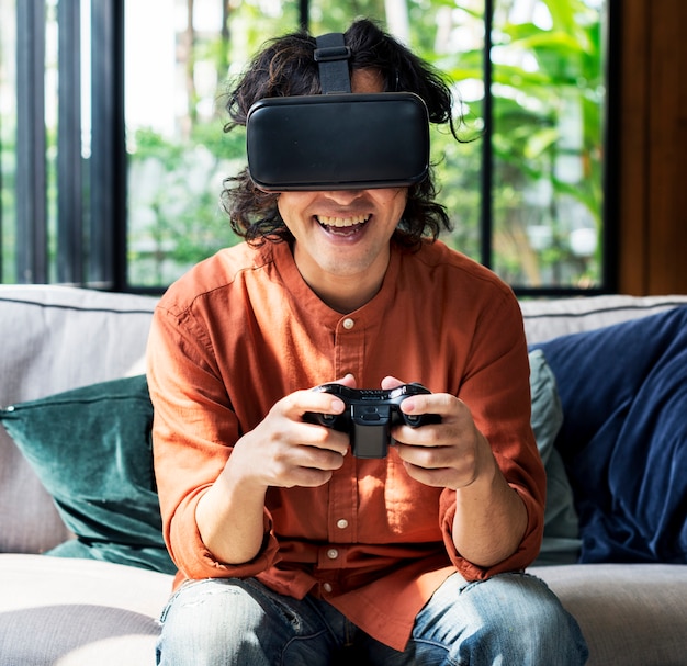 Люди наслаждаются очками виртуальной реальности