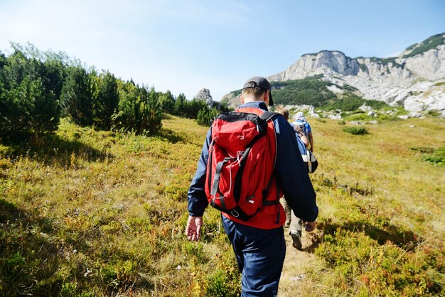 La gente si diverte a camminare in montagna