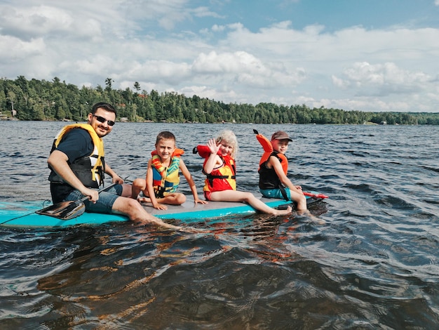 Photo people enjoying in water against sky