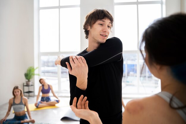 Photo people enjoying yoga retreat