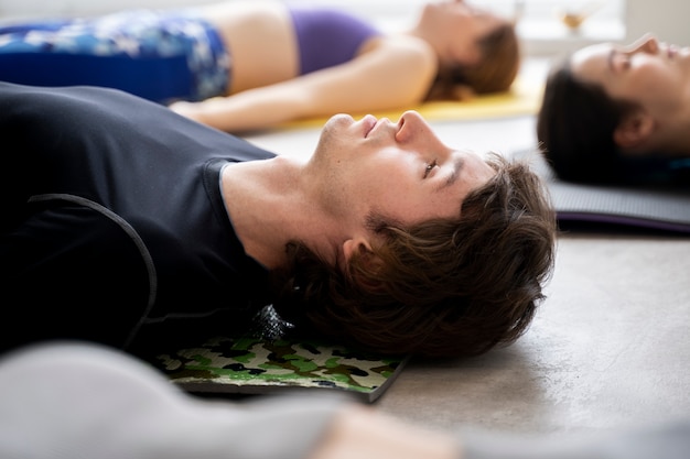 Foto persone che si godono il ritiro yoga