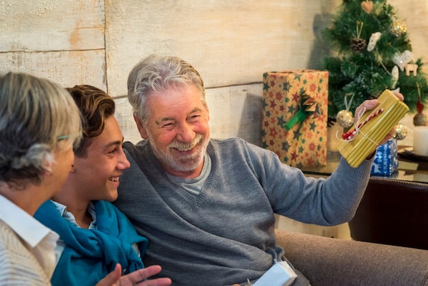 La famiglia delle persone si diverte alla celebrazione della vigilia di natale