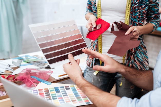 Fashion designer di moda guardando campioni di colore