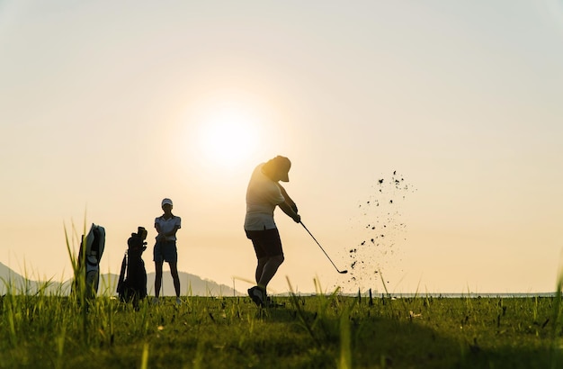 Photo people on field against sky during sunset