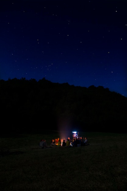 Foto gente sul campo di notte