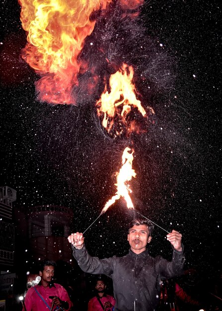 Foto persone in fiamme di notte